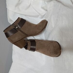 Limelight Faux Suede Ankle Booties Tan Side Zip Buckle‎ Accents Size 7 1/2 GUC